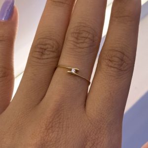 Anel Solitário Cruzado em Ouro 18K