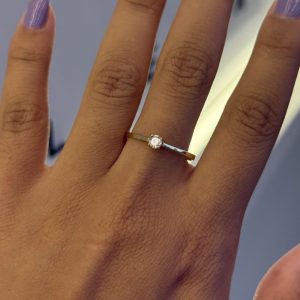 Anel Solitário Slim em Ouro 18K